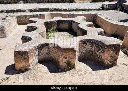 Antiche terme romane con numerose vasche nel III secolo A.C. la città romana rovine di Volubilis sito archeologico (Walili, Meknes, Fès-Meknès, Marocco) Foto Stock