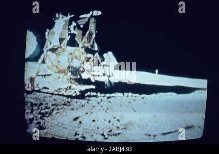 Teleclip - Apollo 11 Buzz Aldrin scendendo la scaletta del Modulo Lunare - sparato da Neil Armstrong - foto scattata direttamente dallo schermo del televisore circa 1969/72 Foto Stock