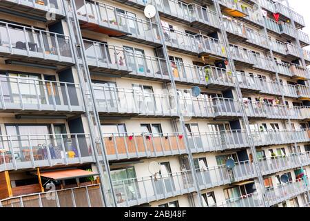 Edificio di appartamenti con molti balconi, Europa Foto Stock