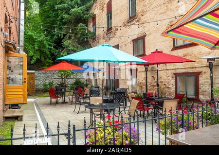 Un colorato patio esterno sidewalk cafe nella storica città di Wallace, Idaho, in Silver Valley area di North Idaho, Stati Uniti d'America Foto Stock