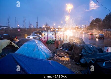 Ciudad Juarez, Chihuahua, Messico. 27 Nov, 2019. Un campo di fortuna istituito dal messicano dei richiedenti asilo attraverso il Parque el Chamizal vicino al Ponte delle Americhe porto di entrata a Ciudad Juarez, Chihuahua, Messico. Un afflusso messicano di richiedenti asilo fuggiti dalle violenze nel sud del Messico sono state arrivando a Stati Uniti-Messico confine vicino a El Paso, Texas negli ultimi due mesi. Credito: Joel Angelo Juarez/ZUMA filo/Alamy Live News Foto Stock