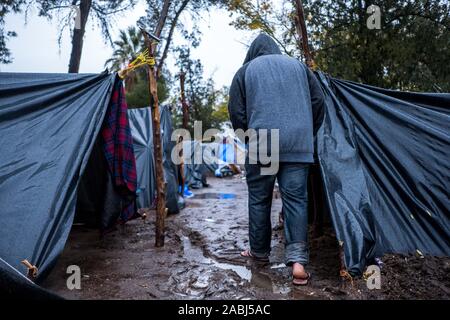 Ciudad Juarez, Chihuahua, Messico. 27 Nov, 2019. Un messicano di richiedente asilo dallo stato di Michoacan passeggiate dopo una fila di tende durante un acquazzone al Parque el Chamizal a Ciudad Juarez, Chihuahua, Messico. Un afflusso messicano di richiedenti asilo fuggiti dalle violenze nel sud del Messico sono state arrivando a Stati Uniti-Messico confine vicino a El Paso, Texas negli ultimi due mesi. Credito: Joel Angelo Juarez/ZUMA filo/Alamy Live News Foto Stock