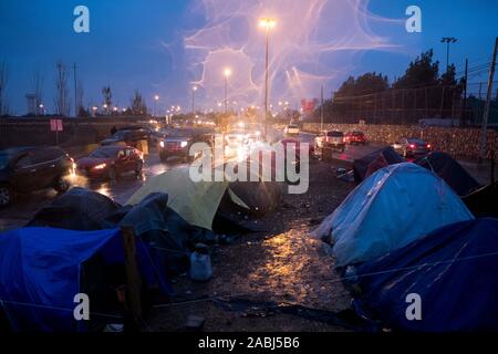 Ciudad Juarez, Chihuahua, Messico. 27 Nov, 2019. Un campo di fortuna istituito dal messicano dei richiedenti asilo attraverso il Parque el Chamizal vicino al Ponte delle Americhe porto di entrata a Ciudad Juarez, Chihuahua, Messico. Un afflusso messicano di richiedenti asilo fuggiti dalle violenze nel sud del Messico sono state arrivando a Stati Uniti-Messico confine vicino a El Paso, Texas negli ultimi due mesi. Credito: Joel Angelo Juarez/ZUMA filo/Alamy Live News Foto Stock