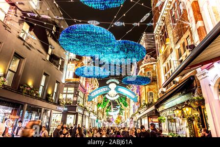 Carnaby Street le luci di Natale notturne London REGNO UNITO Foto Stock