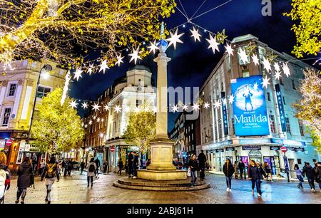 Il Seven Dials di Covent Garden a Natale notturne London REGNO UNITO Foto Stock