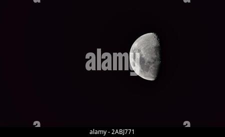 Close up della luna in un cielo nero Foto Stock