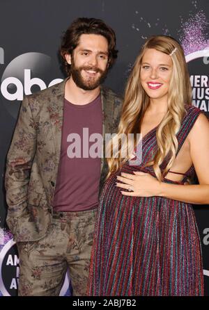 LOS ANGELES, CA - novembre 24: Thomas Rhett (L) e Lauren Akins frequentare il 2019 American Music Awards al teatro di Microsoft per il mese di novembre 24, 2019 a Los Angeles, California. Foto Stock