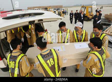 (191128) -- PECHINO, nov. 28, 2019 (Xinhua) -- il popolo trasferisce i corpi delle vittime in Essex camion incidente sulle ambulanze all'Aeroporto Internazionale di Noi Bai, Hanoi, Vietnam, nov. 27, 2019. Corpi di 16 vittime tra i 39 morti vietnamita in Essex incidente camion arrivati presso l'Aeroporto Internazionale di Noi Bai di Hanoi mercoledì mattina, Vietnam News Agency ha riferito. (VNA/Handout via Xinhua) Foto Stock