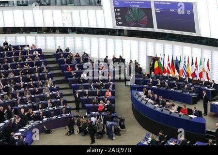 Pechino, Cina. 27 Nov, 2019. Foto scattata il 9 novembre 27, 2019 mostra il risultato di voto presso la sede del Parlamento europeo a Strasburgo, in Francia. Una nuova Commissione europea con la Germania, Ursula von der Leyen come suo primo presidente della donna è stata approvata dal Parlamento europeo il mercoledì. Credito: Zhang Cheng/Xinhua/Alamy Live News Foto Stock