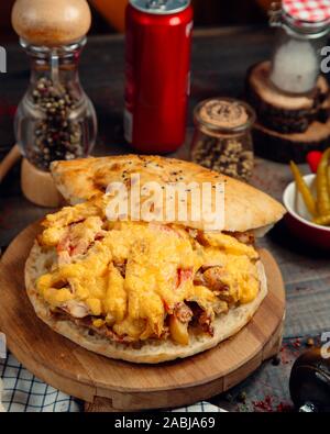 Döner nel pane pita con formaggio Foto Stock