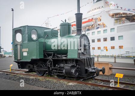 Conserve di locomotiva a vapore sul lungomare a Reykjavik, Islanda. Esso è stato utilizzato per la costruzione del porto. Foto Stock