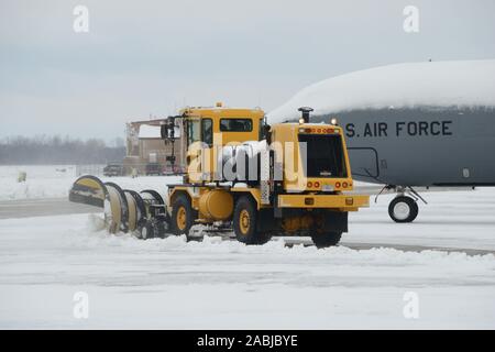 Un membro della 185th Air Refuelling ala rimozione neve team utilizza un grande Oshkosh H di serie aratro per cancellare neve dall'area della rampa a Sioux City, Iowa aria basato su unità di guardia il 27 novembre 2019. L'apparecchiatura è specificamente progettato per l'uso in aeroporto. Stati Uniti Air National Guard foto di: Senior Master Sgt. Vincent De Groot Foto Stock