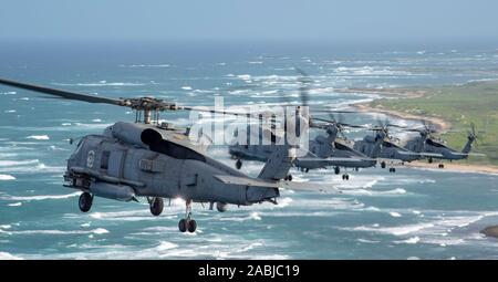 191126-N-XG173-1598 KANEOHE BAY, Hawaii (nov. 26, 2019) un MH-60R Sea Hawk elicottero, attaccato al 'Easyriders' di elicottero Maritime Strike Squadron (HSM) 37, volare in formazione intorno all'Isola di Oahu nov. 26. HSM 37, appostato al Marine Corps base Hawaii in Kaneohe Bay, è il più grande expeditionary squadron NEGLI STATI UNITI Navy e supporta tutti i Pearl Harbor-basato Arleigh Burke-class guidato-missle cacciatorpediniere e Ticonderoga-class guidato-missle incrociatori. (U.S. Foto di Marina di Massa Specialista comunicazione marinaio Aja B. Jackson) Foto Stock