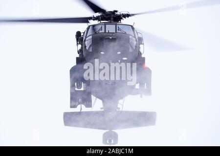 Un UH-60 Black Hawk elicottero dall'esercito Alaska National Guard Neibhur approcci nella zona di caduta, nov. 26, 2019, per assistere i soldati assegnati al 6° Brigata Battaglione ingegnere (airborne), quarta brigata di fanteria combattere Team (airborne), XXV divisione di fanteria, U.S. Esercito di Alaska, in levigatura la loro vita di risparmio e Medevac paranco competenze per i paracadutisti' imminente la rotazione del giunto Readiness Training Center a Fort Polk, La. (U.S. Air Force foto/Justin Connaher) Foto Stock