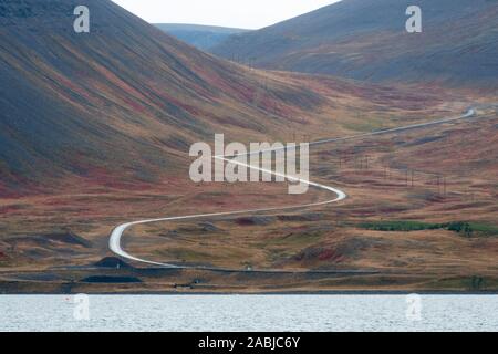 Avvolgimento su strada attraverso le montagne, Pingeyri, Islanda Foto Stock