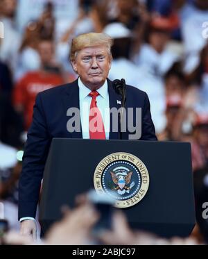 Sunrise, Florida, Stati Uniti d'America. 26 Nov, 2019. Stati Uniti Presidente Donald Trump parla di un "Florida Homecoming' al rally BB&T Center il 26 novembre 2019 in Sunrise, Florida. Trump recentemente è diventato un funzionario residente dello Stato della Florida. Credito: Paul Hennessy/Alamy Live News Foto Stock