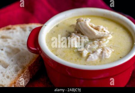 Primo piano di un coccio di crema di pollo e la zuppa di riso Foto Stock