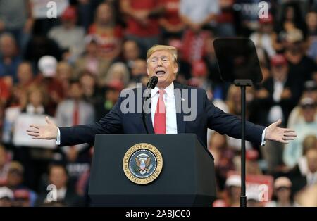 Sunrise, Florida, Stati Uniti d'America. 26 Nov, 2019. Stati Uniti Presidente Donald Trump parla di un "Florida Homecoming' al rally BB&T Center il 26 novembre 2019 in Sunrise, Florida. Trump recentemente è diventato un funzionario residente dello Stato della Florida. Credito: Paul Hennessy/Alamy Live News Foto Stock