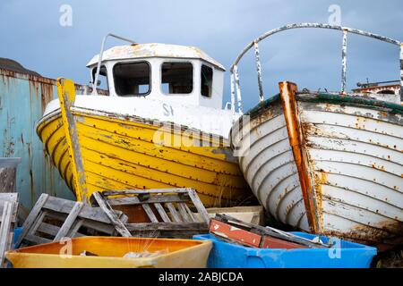 Giallo e Bianco barche da pesca in riparazione, Sudureyri, Islanda Foto Stock