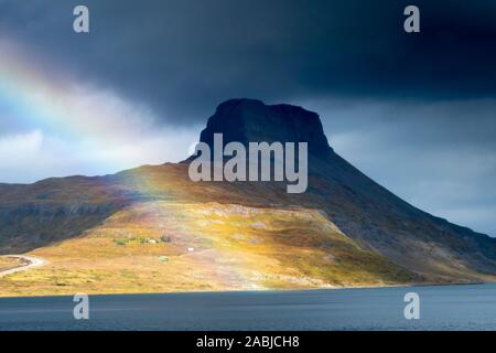 Rainbow sulla montagna, Hestfjordur, Islanda Foto Stock