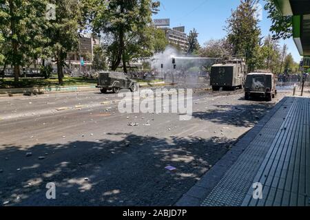 La polizia di prima linea scontri tra la polizia e i manifestanti in via Alameda durante gli ultimi scontri a Santiago città più di un mese da quando è iniziato Foto Stock