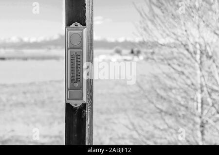 Analogico Vintage termometro esterno in una foto in bianco e nero in inverno Foto Stock