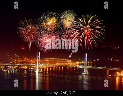 Fuochi d'artificio celebra oltre Yokohama Bay Bridge di notte, Giappone Foto Stock