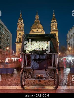 St Stephen chritmas piazza mercato e moto taxi. Tradizionali e famosi mercatini di Natale di Budapest. Foto Stock