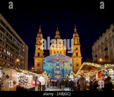 St Stephen piazza mercato chritmas con basilica.tif tradizionali e famosi mercatini di Natale di Budapest. Foto Stock