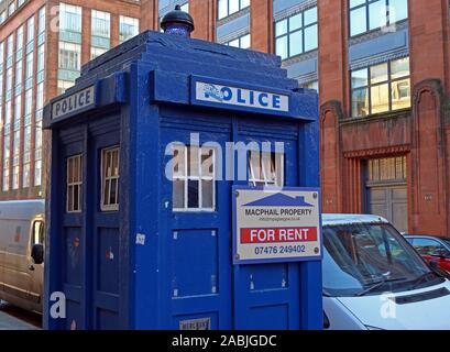 TARDIS in affitto, Dr Who, scatola di polizia blu, Macphail proprietà, Merchant City, Glasgow, Scozia, Regno Unito, G1 1TX Foto Stock