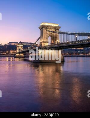 Amazing Photo circa il ponte delle catene di Szechenyi con il fiume Danubio. Splendida viola le luci del tramonto. Budapest, Ungheria. Foto Stock