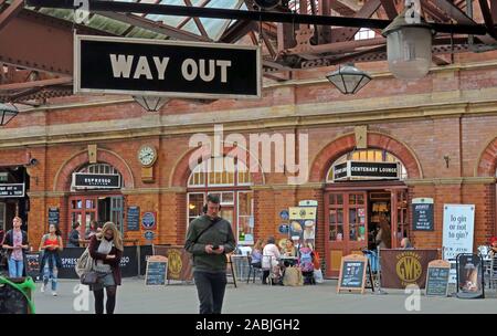 Uscita dalla stazione ferroviaria di Moor Street, Birmingham, West Midlands, Inghilterra, Regno Unito, stazione storica, B4 7UL Foto Stock