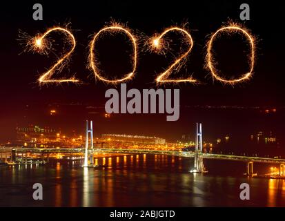 2020 Felice Anno Nuovo fuochi d'artificio celebra oltre Yokohama Bay Bridge di notte, Giappone Foto Stock