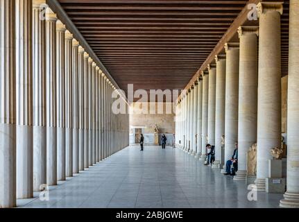 La Stoa di Attalos (o Attalus), un passaggio coperto (o portico) nell'Antica Agorà. Costruito da e prende il nome dal re Attalos II, ora è un museo. Foto Stock