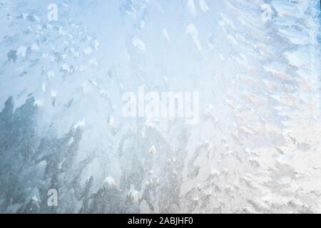 Struttura dei motivi di gelo sulla finestra. Sfondo invernale astratto Foto Stock