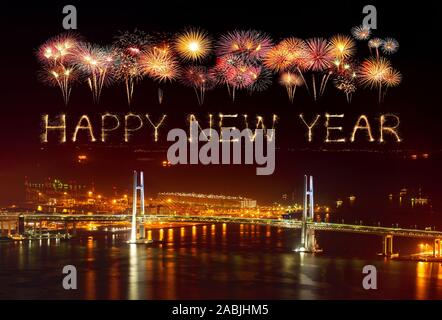 Felice Anno Nuovo fuochi d'artificio celebra oltre Yokohama Bay Bridge di notte, Giappone Foto Stock