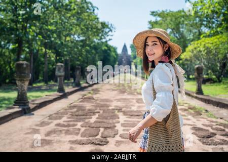 Donna visita Prasat Khao Phnom Rung Historical Park in Buriram city, Thailandia Foto Stock