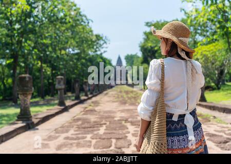 Donna visita Prasat Khao Phnom Rung Historical Park in Buriram city, Thailandia Foto Stock