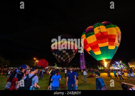 Nakhon Ratchasima, Thailandia - Sep 13, 2019: Aria palloncini incandescenza bruciatore con fiamma incandescente nella notte a Nakhon Ratchasima, Thailandia Foto Stock