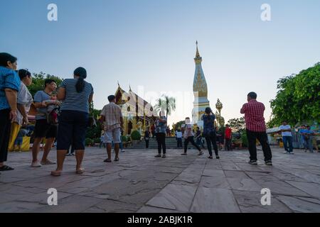 NAKHON PHNOM, Tailandia - 12 ottobre 2019: persone non identificate della cerimonia di culto al Wat Phra That phnom in Nakhon Phnom Provincia, Thailandia Foto Stock