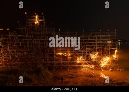 NAKHON PHNOM, Tailandia - 13 ottobre 2019: tradizionale fuoco flottante in barca nel fiume Mekong in notturna a Nakhon Phnom, Thailandia Foto Stock