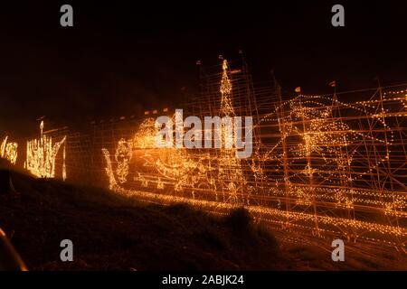 NAKHON PHNOM, Tailandia - 13 ottobre 2019: tradizionale fuoco flottante in barca nel fiume Mekong in notturna a Nakhon Phnom, Thailandia Foto Stock