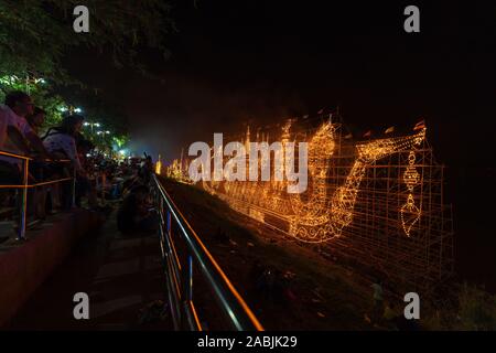 NAKHON PHNOM, Tailandia - 13 ottobre 2019: Unidentified persone visita tradizionale barca fuoco galleggiante nel fiume Mekong in notturna a Nakhon Phnom, Thailandi Foto Stock