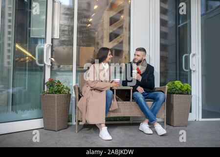 Bella giovani seduti insieme al tavolo Foto Stock