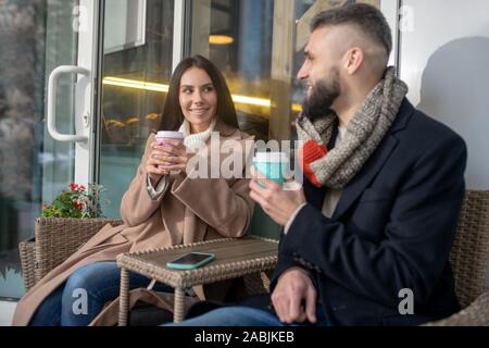 Gioiosa felici le persone aventi i loro caffè insieme Foto Stock