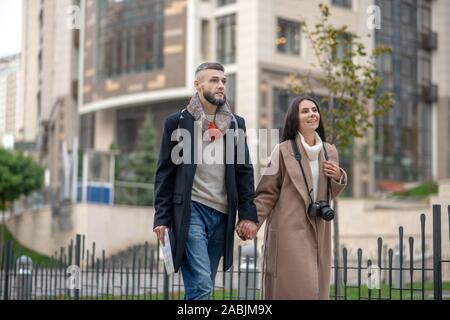 Felice coppia giovane avente una grande camminata Foto Stock