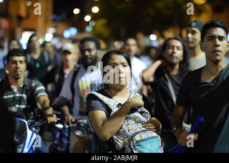 Proteste pacifiche blocco delle strade principali, una settimana dopo il Nationwide strike in Cali, Colombia, mercoledì, nov. 27, 2019. Foto Stock