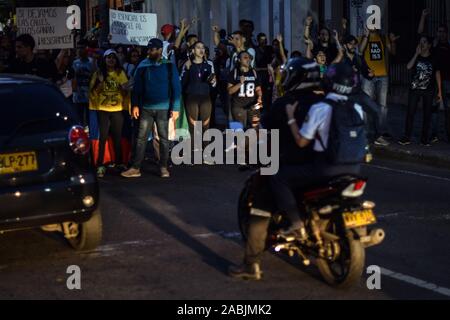 Proteste pacifiche blocco delle strade principali, una settimana dopo il Nationwide strike in Cali, Colombia, mercoledì, nov. 27, 2019. Foto Stock