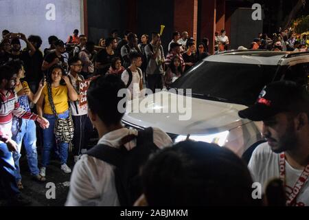 Proteste pacifiche blocco delle strade principali, una settimana dopo il Nationwide strike in Cali, Colombia, mercoledì, nov. 27, 2019. Foto Stock