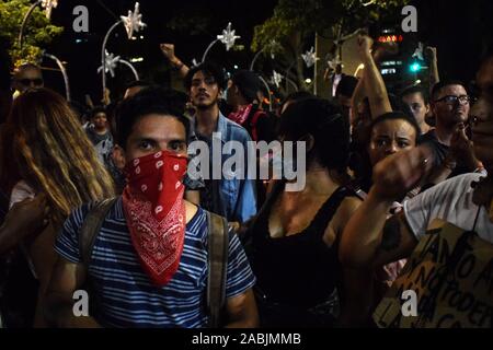 Proteste pacifiche blocco delle strade principali, una settimana dopo il Nationwide strike in Cali, Colombia, mercoledì, nov. 27, 2019. Foto Stock